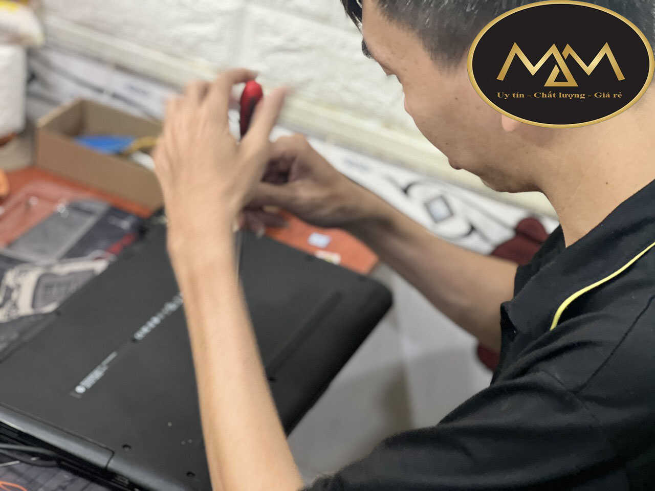 Dịch-vụ-sửa-laptop-cũ--giá-rẻ-hơn-10-năm-uy-tín-tại-TPHCM