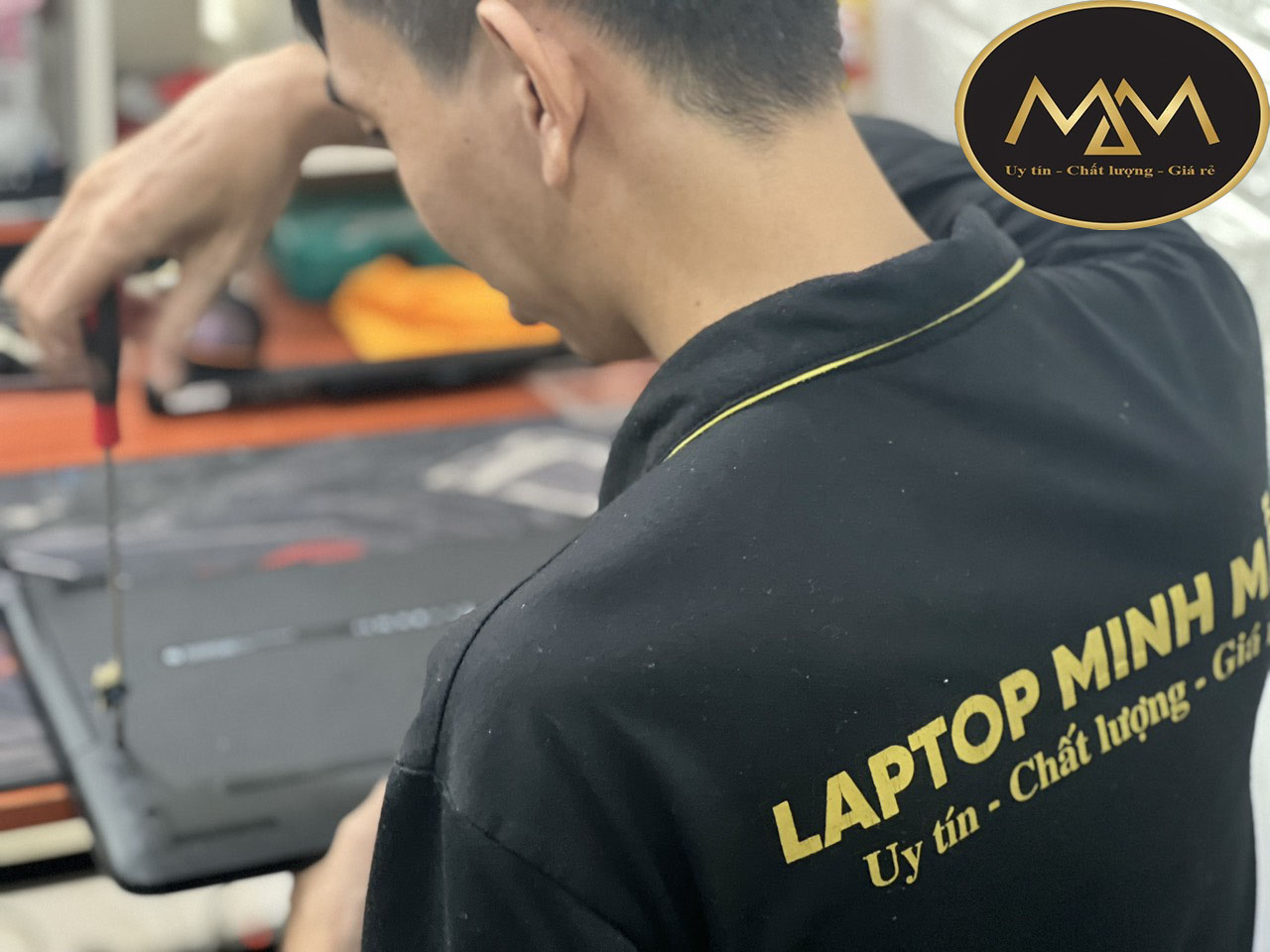Dịch-vụ-sửa-laptop-cũ--giá-rẻ-hơn-10-năm-uy-tín-tại-TPHCM