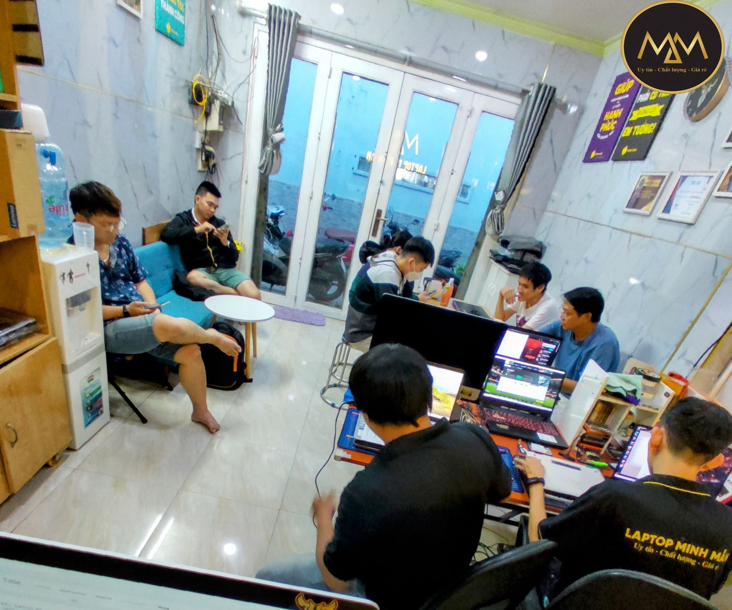 Dich-vu-ve-sinh-boi-keo-laptop-tphcm