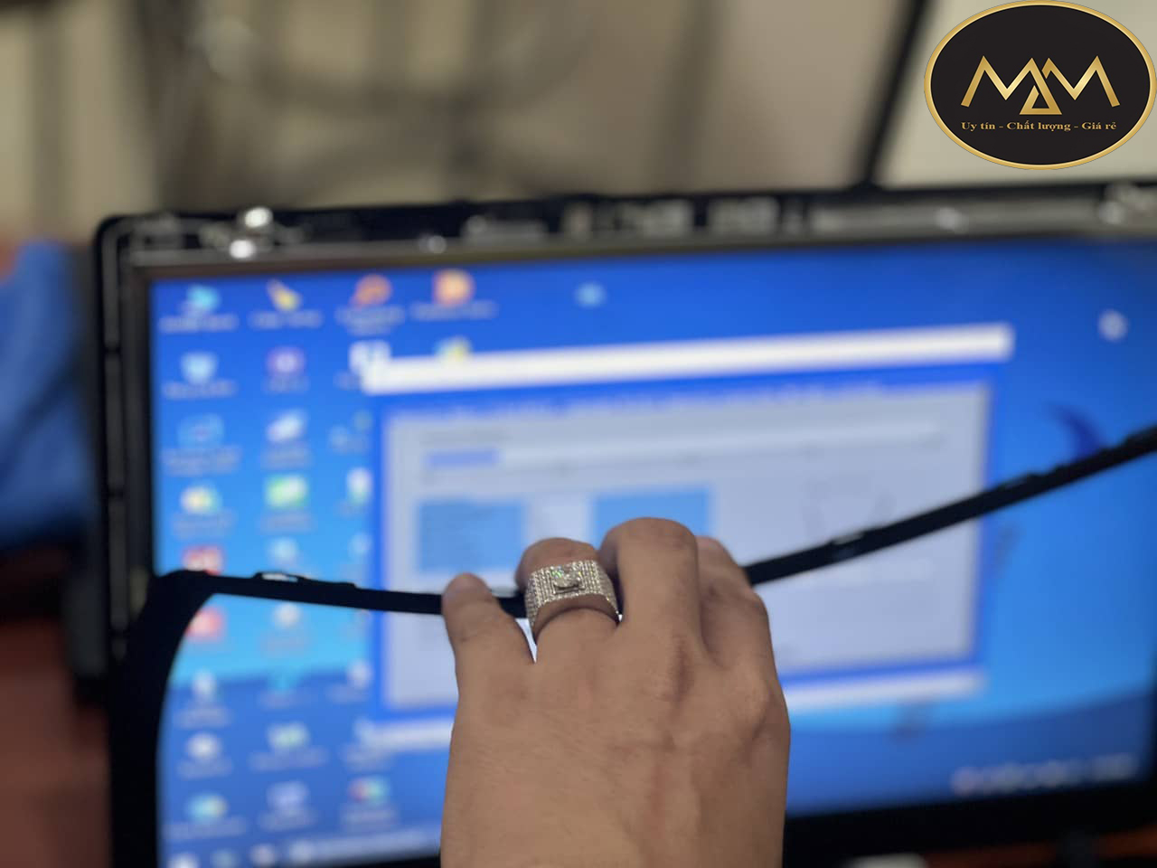 Thay-màn-hình-laptop-MSI-giá-rẻ