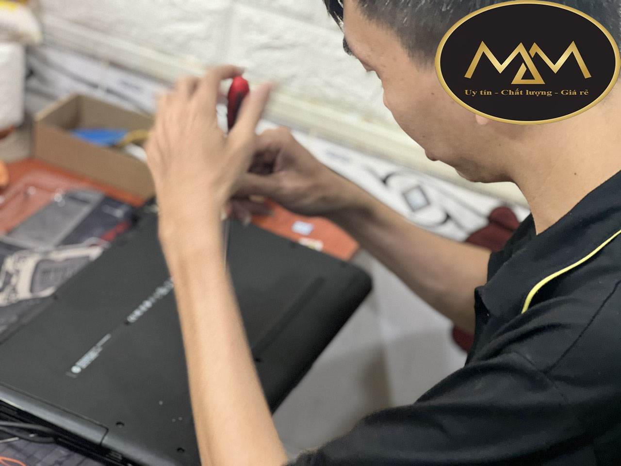Thay-màn-hình-laptop-lenovo-thinkpad-giá-rẻ-TPHCM