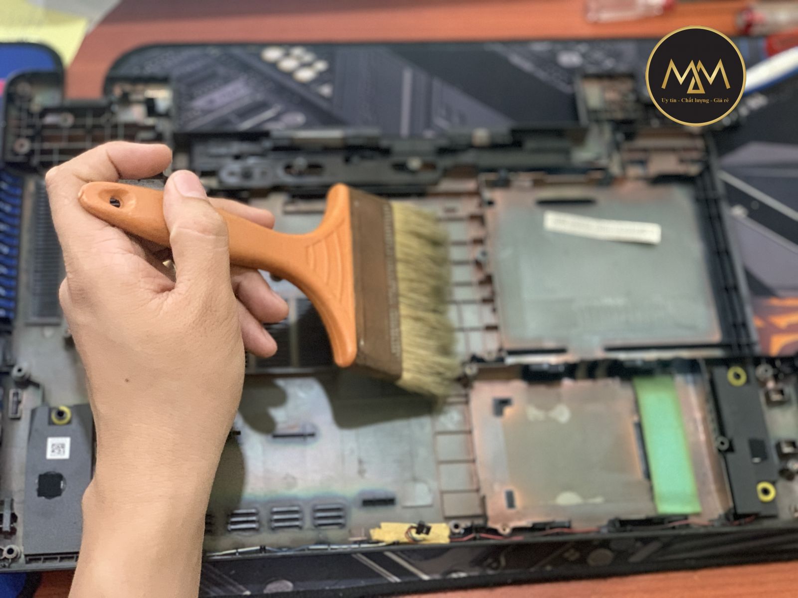 Vệ-sinh-bôi-keo-laptop-gaming-uy-tín-TPHCM