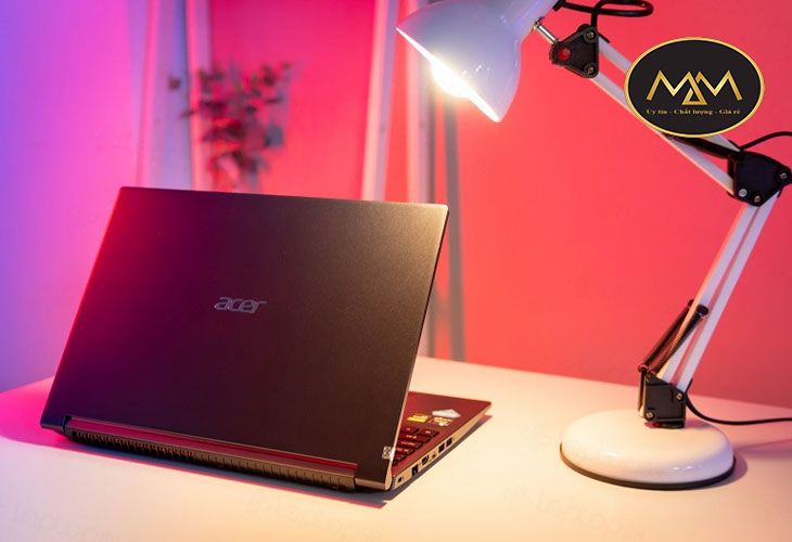 Vệ-sinh-bôi-keo-laptop-gaming-uy-tín-TPHCM