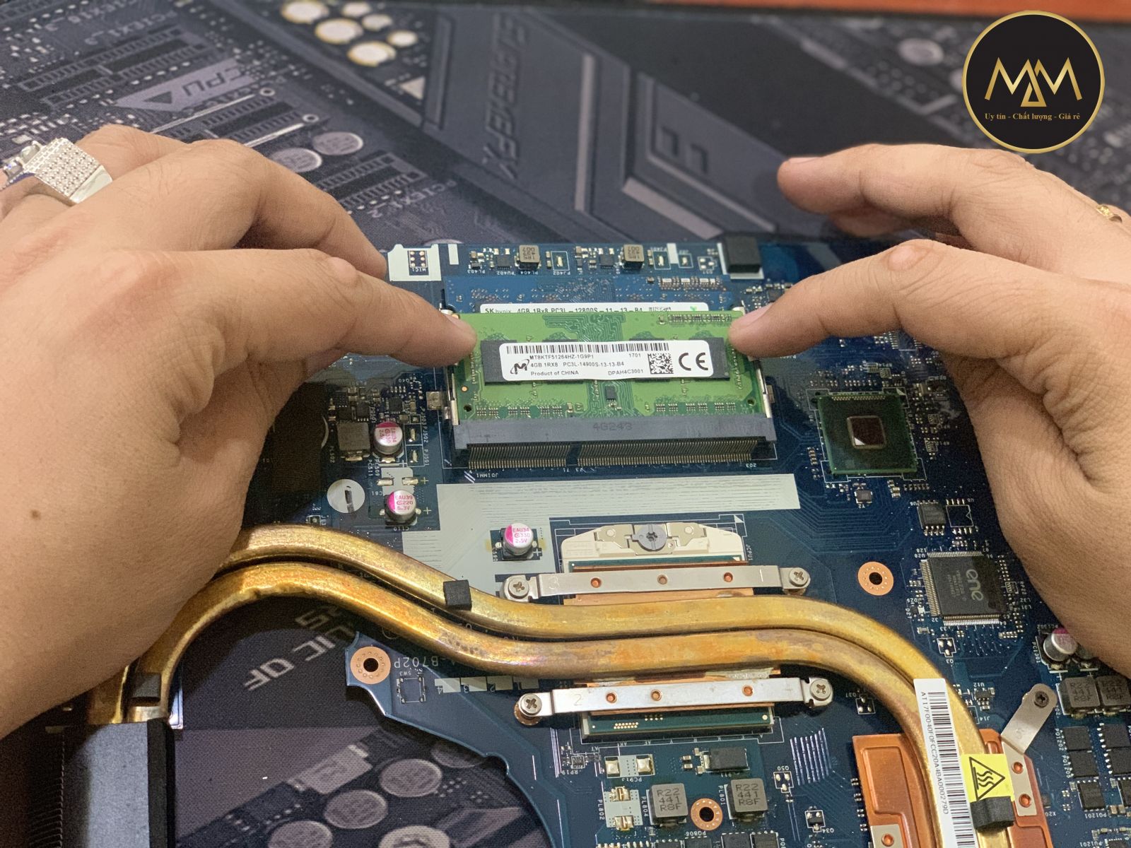 Vệ-sinh-bôi-keo-laptop-gaming-uy-tín-TPHCM