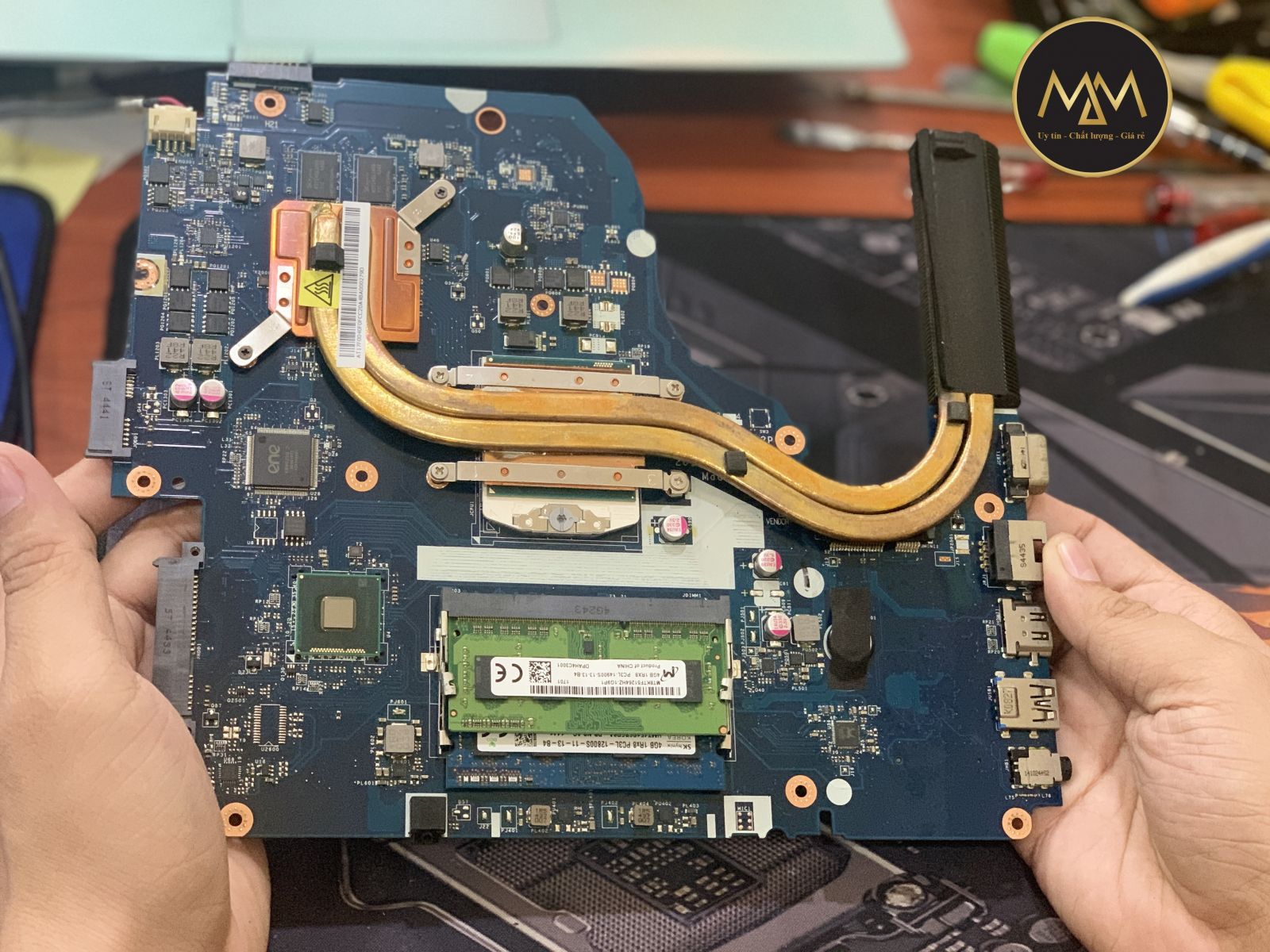 Vệ-sinh-bôi-keo-laptop-gaming-uy-tín-TPHCM
