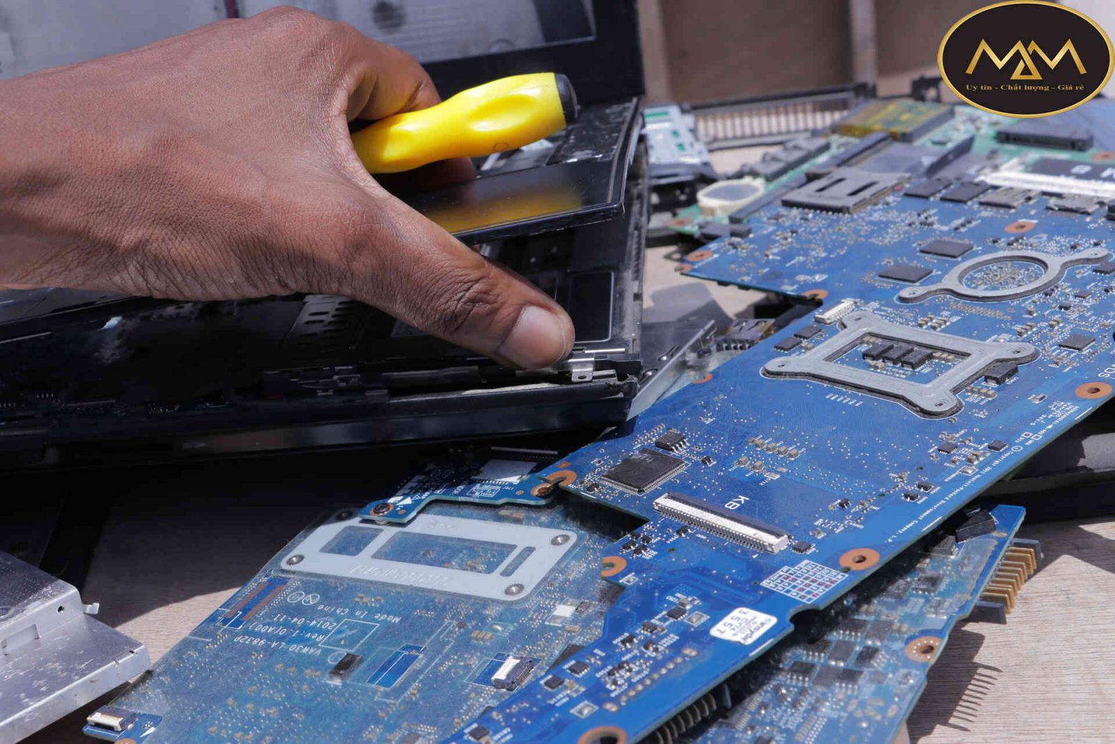 Sửa-laptop-quận-10-giá-rẻ-chất-lượng-nhất