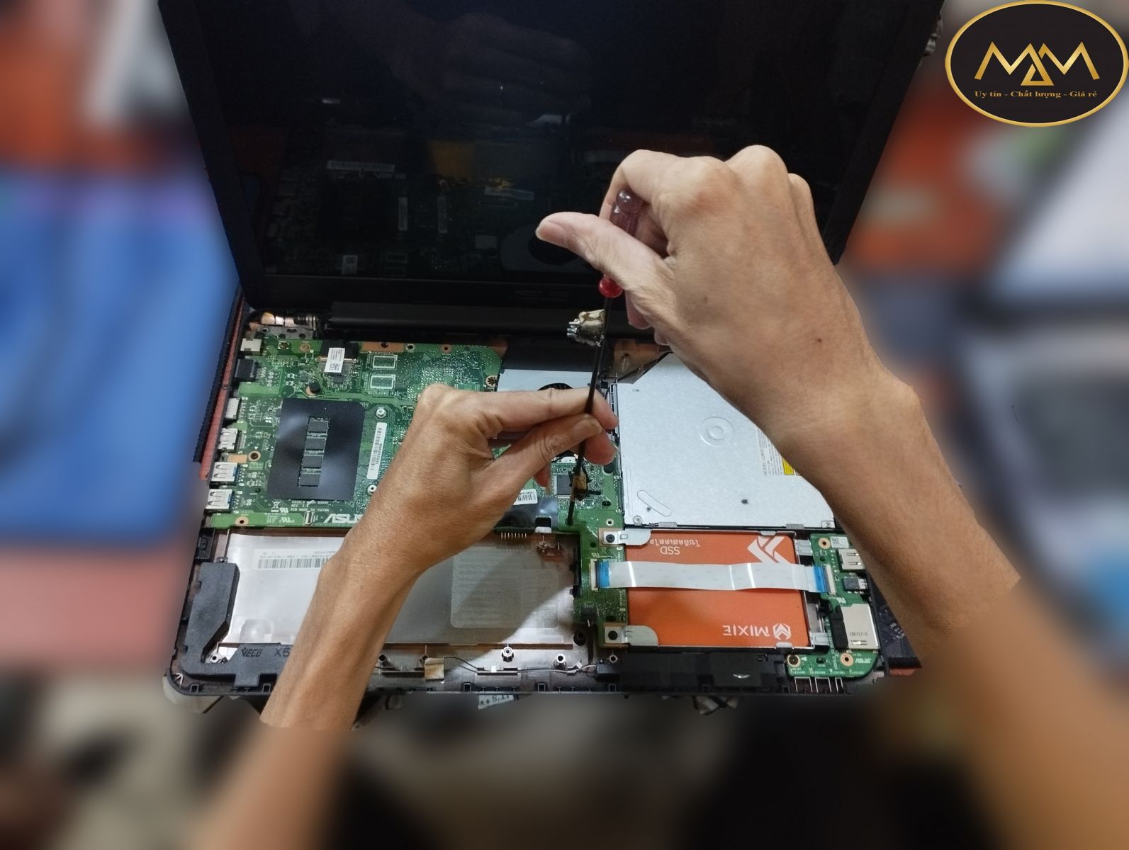 Sửa-laptop-quận-4-giá-rẻ-uy-tín-chất-lượng