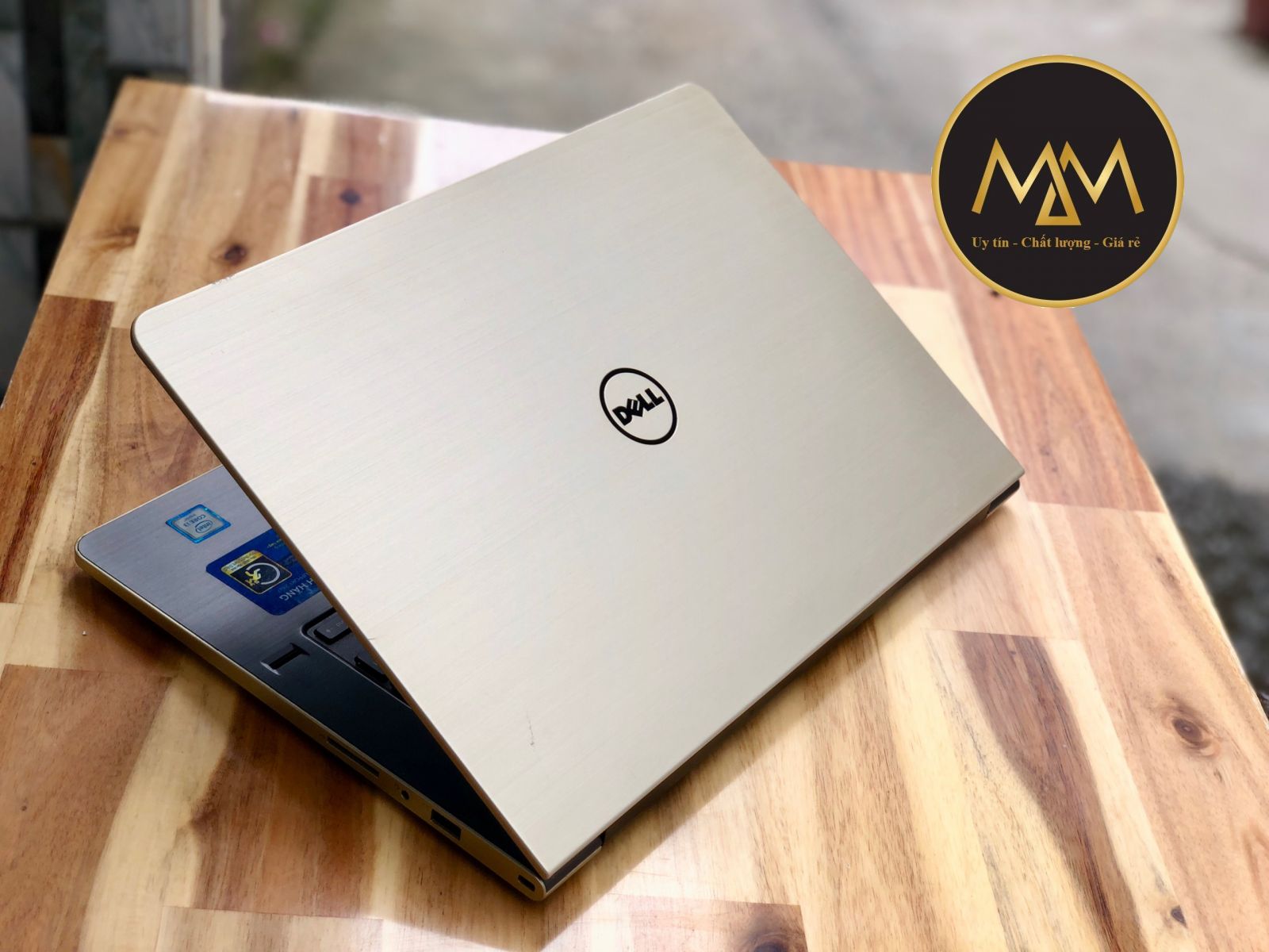 laptop-cu-mau-vang-hong