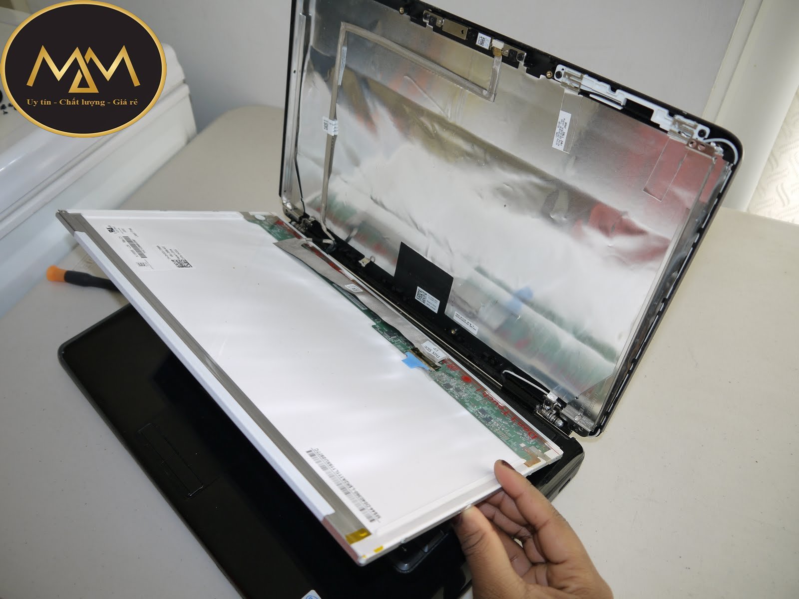 thay-màn-hình-laptop-msi-giá-rẻ-Tân-Bình